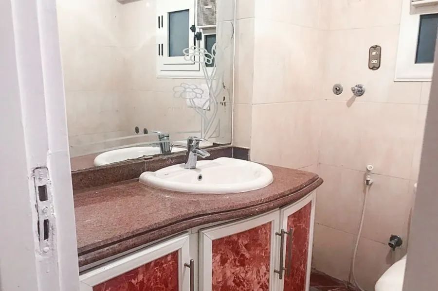 شقة إدارى للايجار 100م سموحة (بالقرب من كارفور سموحة و ش مصطفى كامل)