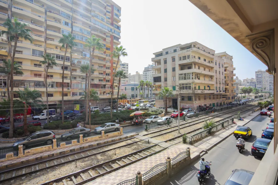 شقة للبيع 200 م زيزينيا (علي الترام مباشرة - برج براند)