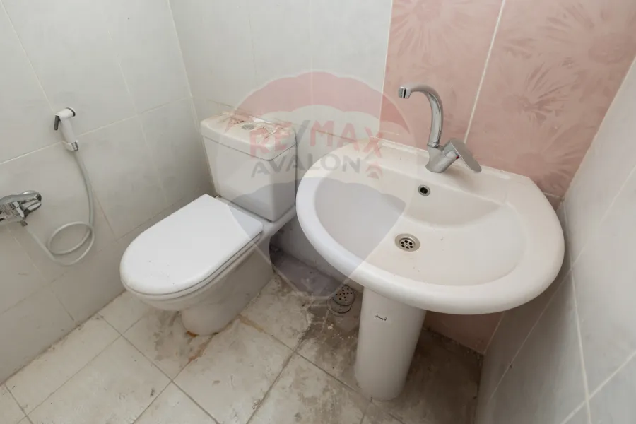 شقة للبيع 240 م لوران (ش ابو قير مباشرة)