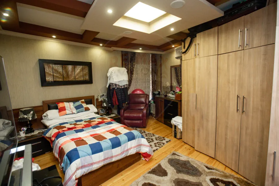 شقة للبيع 250 م لوران  (علي الترام مباشرة )