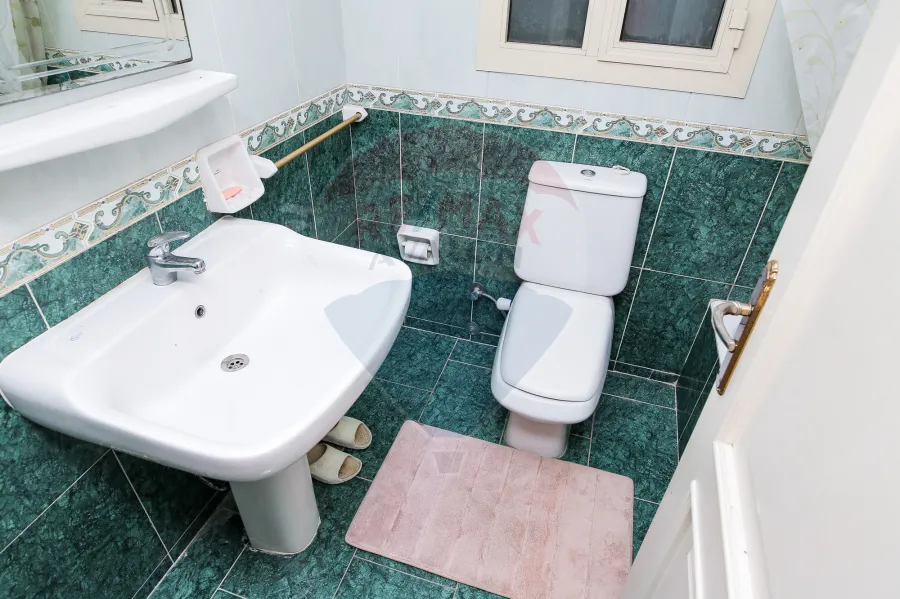 شقة للإيجار المفروش  195م رشدى (على الترام مباشرة)