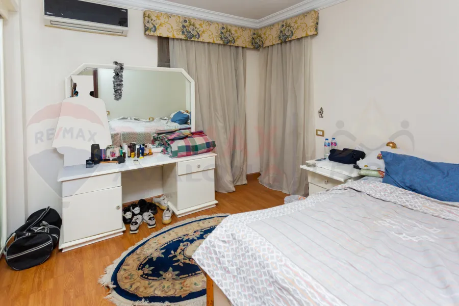 شقة للبيع 210 م سابا باشا (خطوات م شارع ابو قير)