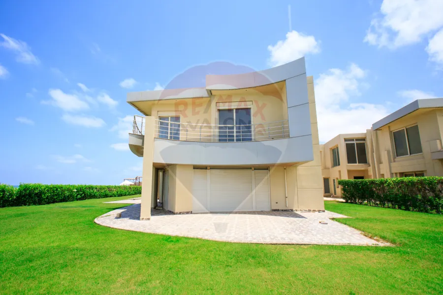 فيلا للبيع 1,010 م الساحل الشمالي سيدي كرير (كومباوند سيدرا - صف اول بحر)