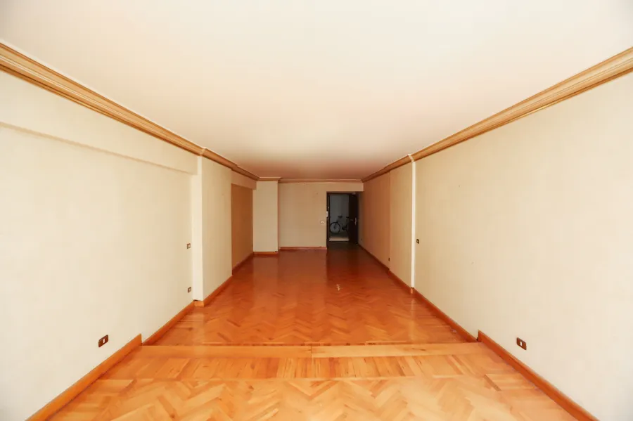 شقة فاخرة للبيع أو الإيجار 173م لوران (أبراج مينا ش سرهنك - خطوات من ش أبو قير)