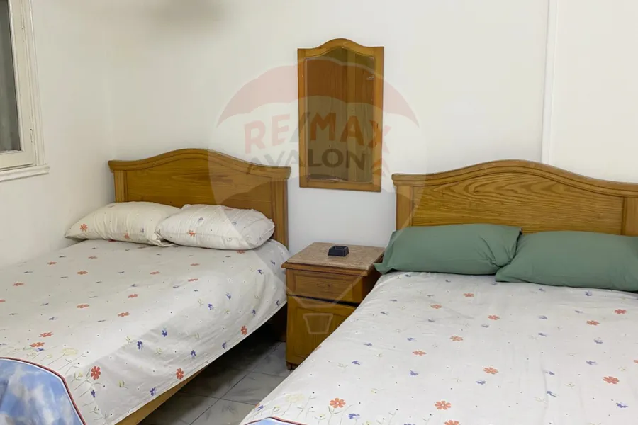 شقة للايجار المفروش 110 م ميامي (تاني نمره من البحر)