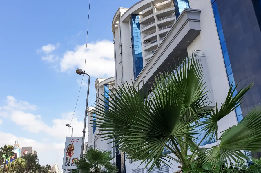 شقة للإيجار220م سموحة - فيو مباشر نادي سموحة وخطوات من ميدان فيكتور عمانويل