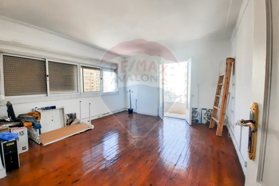 شقة للايجار 130 م كفر عبده (ش خليل الخياط)