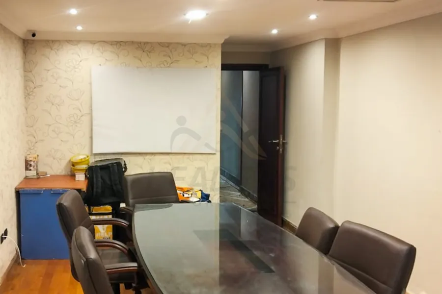 مكتب للايجار المفروش 270 م ميامي (علي البحر مباشرة)