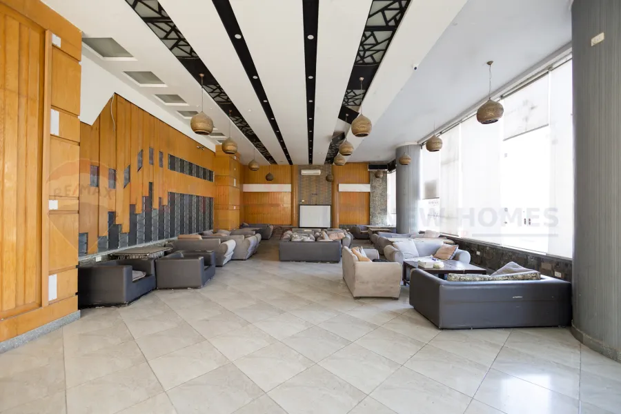 محل للبيع 333 م + 250 م بدروم المعمورة الشاطئ ( بالقرب من البحر - برج براند )