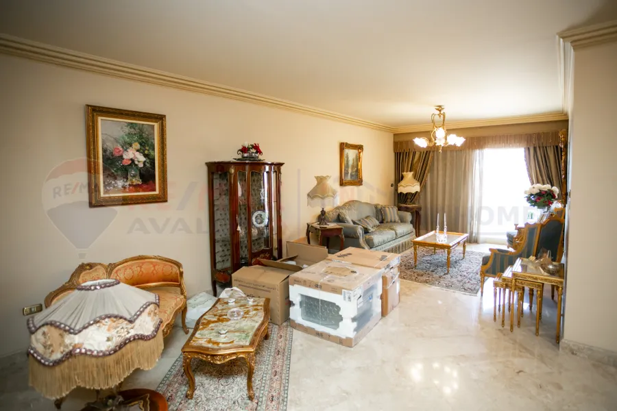 شقة للبيع 160 م كفر عبده (ش سكينة بنت الحسين)