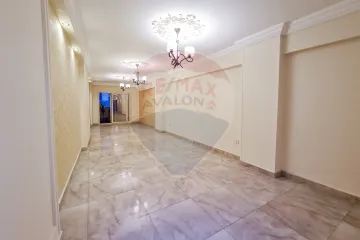 شقة للايجار 130 م كامب شيزار (خطوات من البحر)