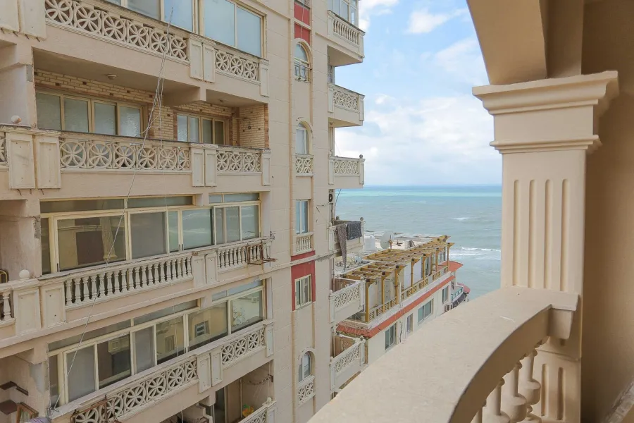 شقة للبيع 230م العصافرة (2 نمرة من البحر)