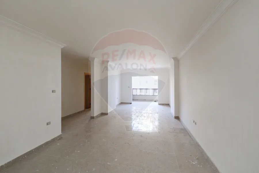 شقة للبيع 140 م المعمورة الشاطئ (خطوات من البحر)