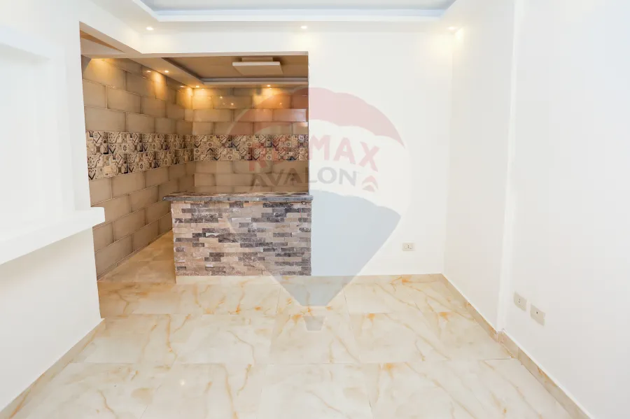 شقه للايجار 250 م سيدي بشر ( اول شارع خالد بن الوليد )