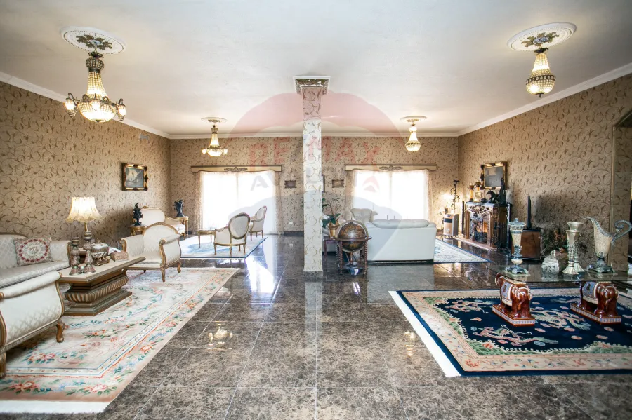 فيلا للبيع 4200 م كينج مريوط ( 2 نمرة من طريق الكافورى - أمام بوابة كينج هايتس )