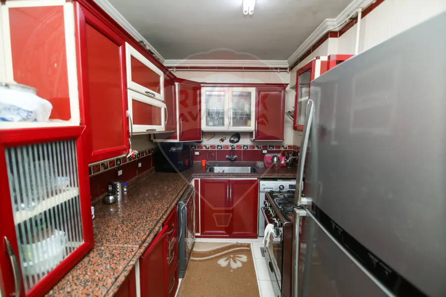 شقة للبيع 165 م الازاريطة (خطوات من الترام)