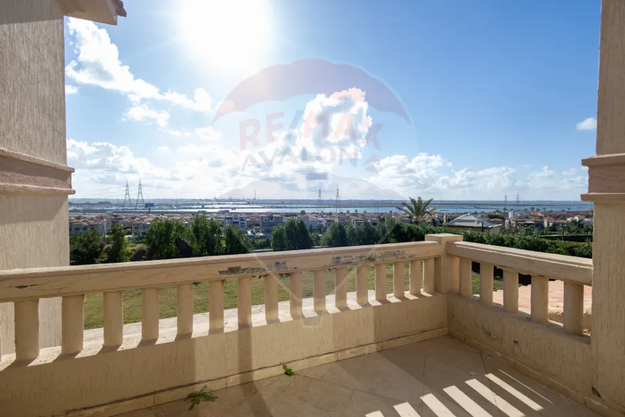 فيلا ستاند الون للبيع 1,300 م (اليكس ويست - انطونيادس)