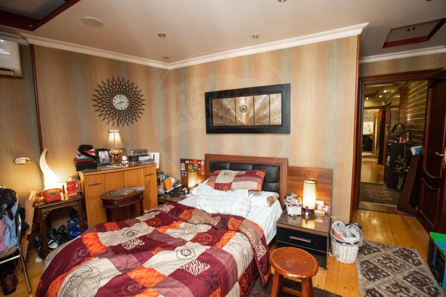 شقة للبيع 250 م لوران  (علي الترام مباشرة )