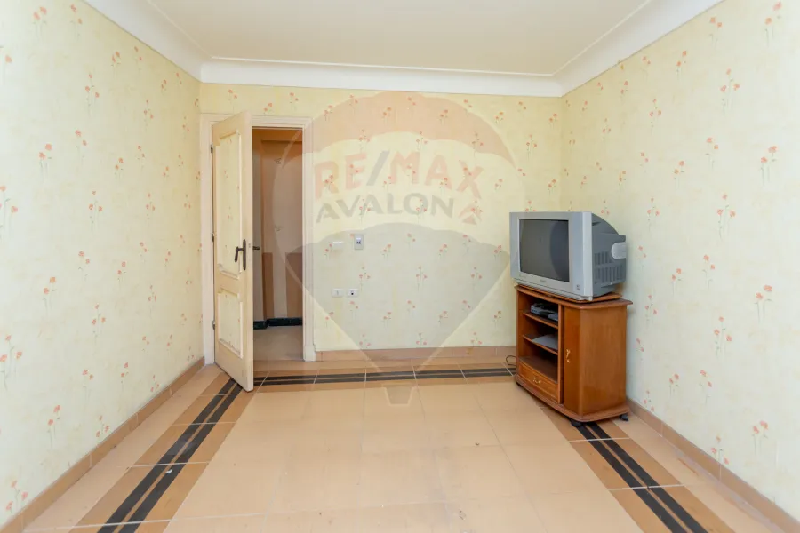 شقة للبيع 175 م السرايا (علي البحر مباشرة)