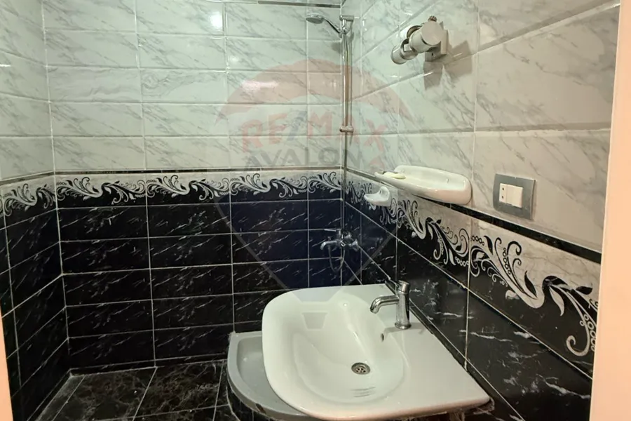 شقة للبيع 220 م كليوباترا (علي البحر مباشرة)