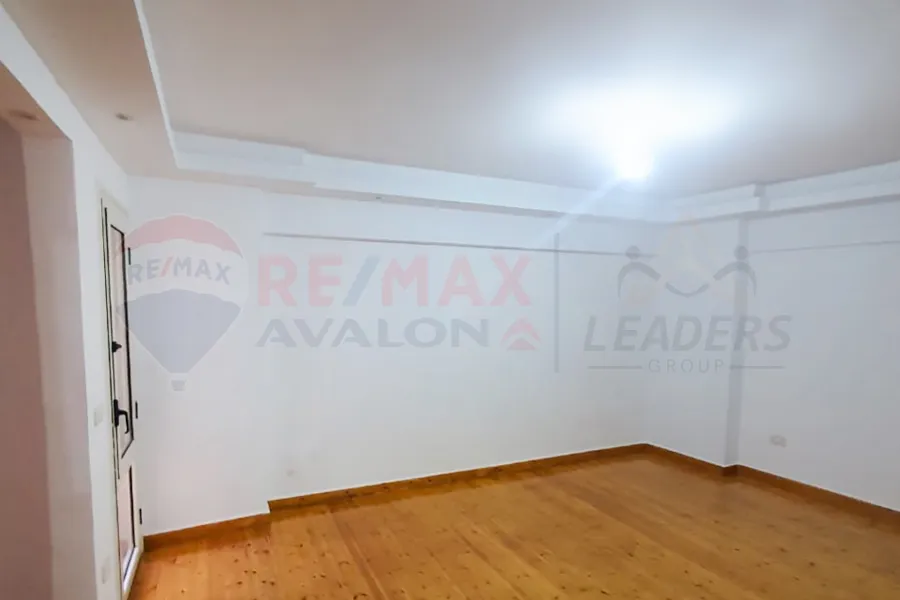 شقه دوبلكس للايجار 210 م استانلي (متفرع من البحر)