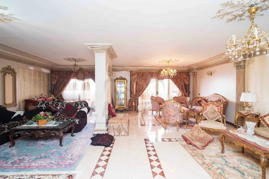 شقة للبيع 310 م كامب شيزار (جانبي البحر)