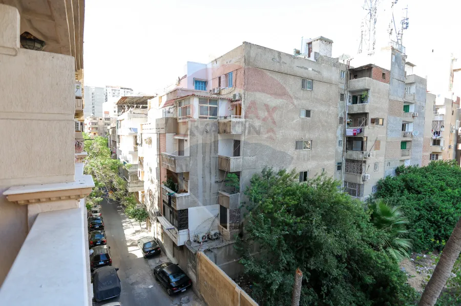 شقة للبيع 160 م زيزينيا ( ش مصطفي عبد الرازق )