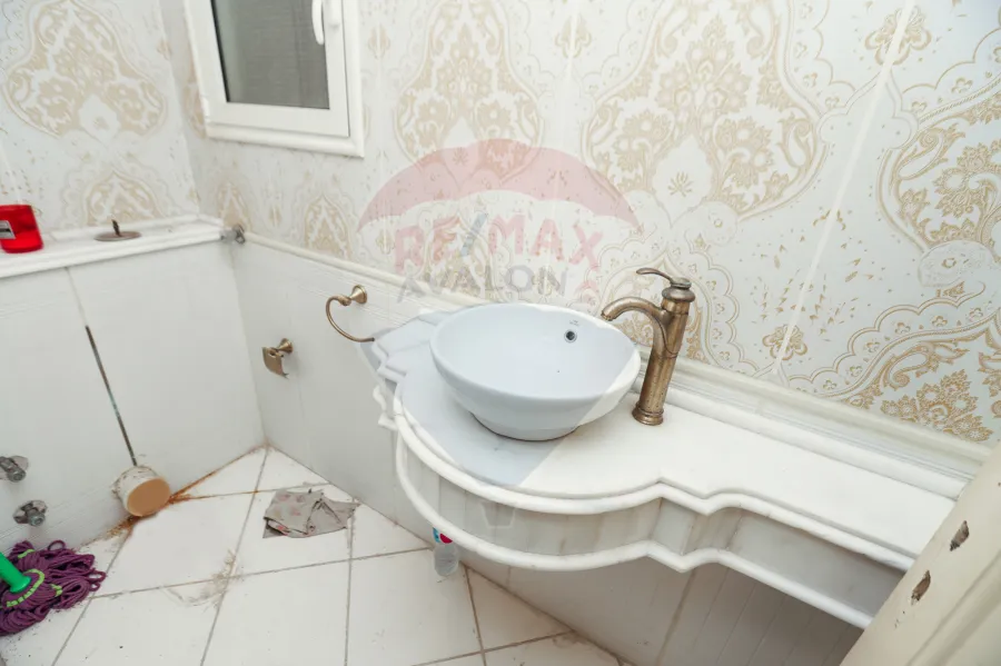 شقة للبيع 240 م  سموحة (  شارع فوزى معاذ راسا - خطوات من ميدان سموحه )