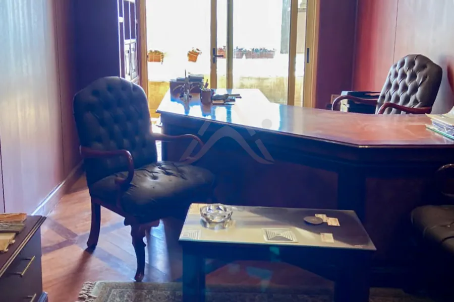 مكتب للايجار المفروش 270 م ميامي (علي البحر مباشرة)