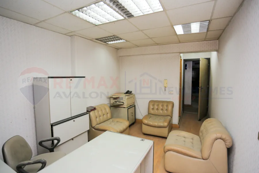 مكتب إداري للبيع 40 م محطة الرمل (علي الترام مباشرة)