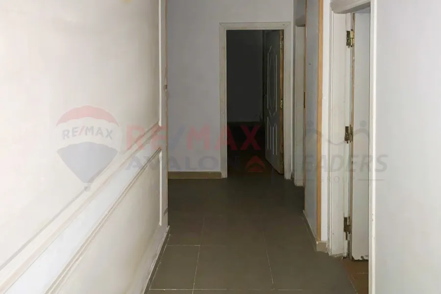 مقر إداري للايجار 180 م كامب شيزار (متفرع من ش بور سعيد)