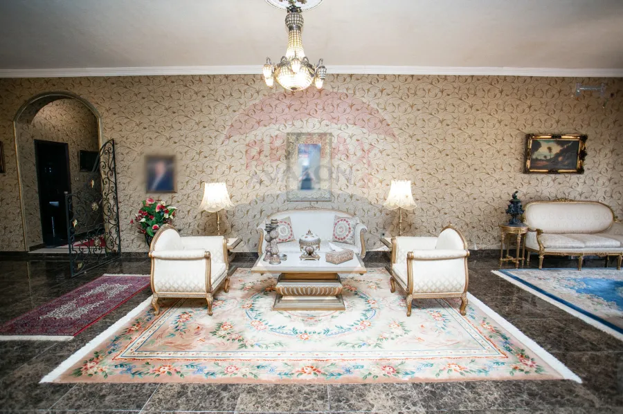 فيلا للبيع 4200 م كينج مريوط ( 2 نمرة من طريق الكافورى - أمام بوابة كينج هايتس )