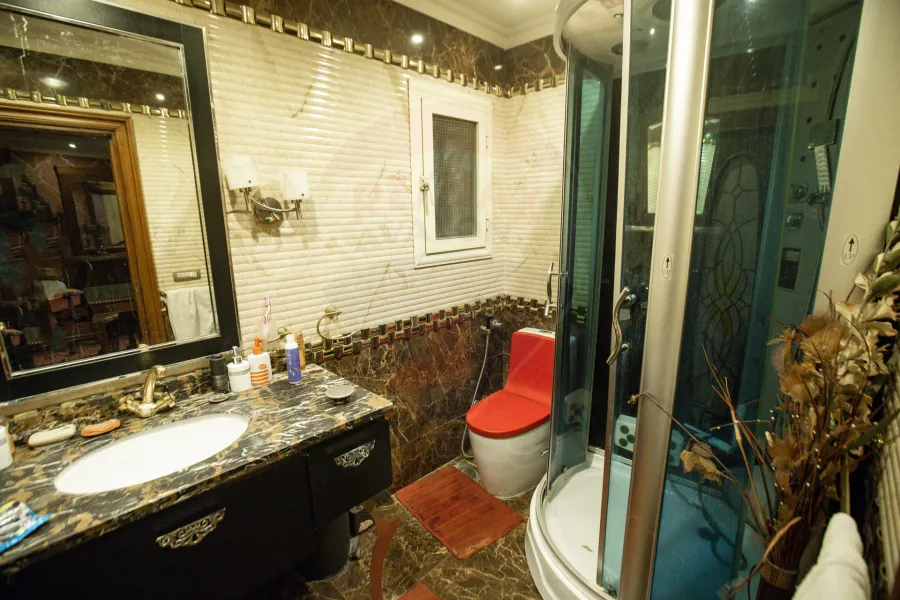 شقة للبيع 250 م لوران  (علي الترام مباشرة )