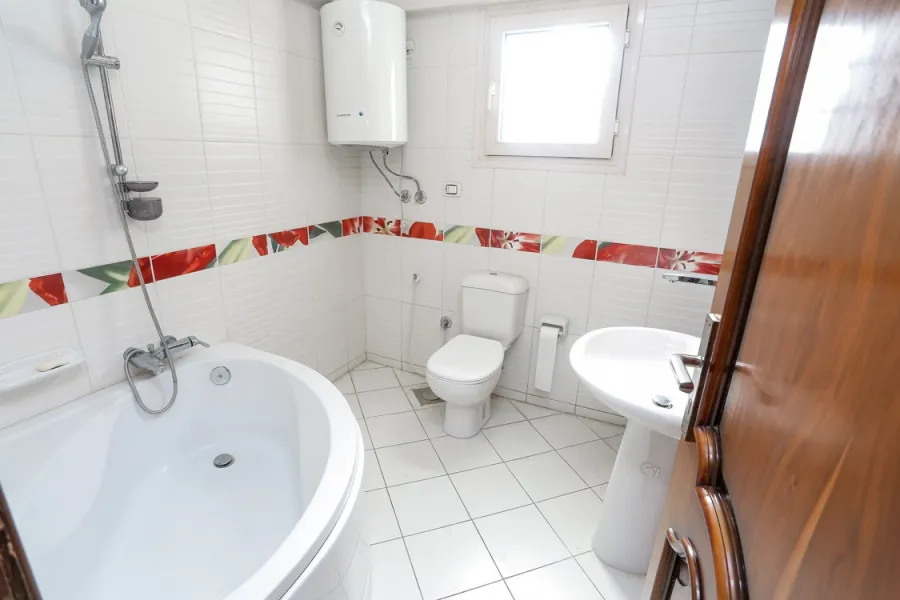 شقة للبيع 260 م سابا باشا (على البحر مباشرة)