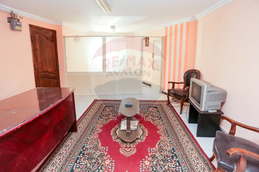 (مقر إدارى للإيجار 120 م كامب شيزار (شارع كلية الهندسة