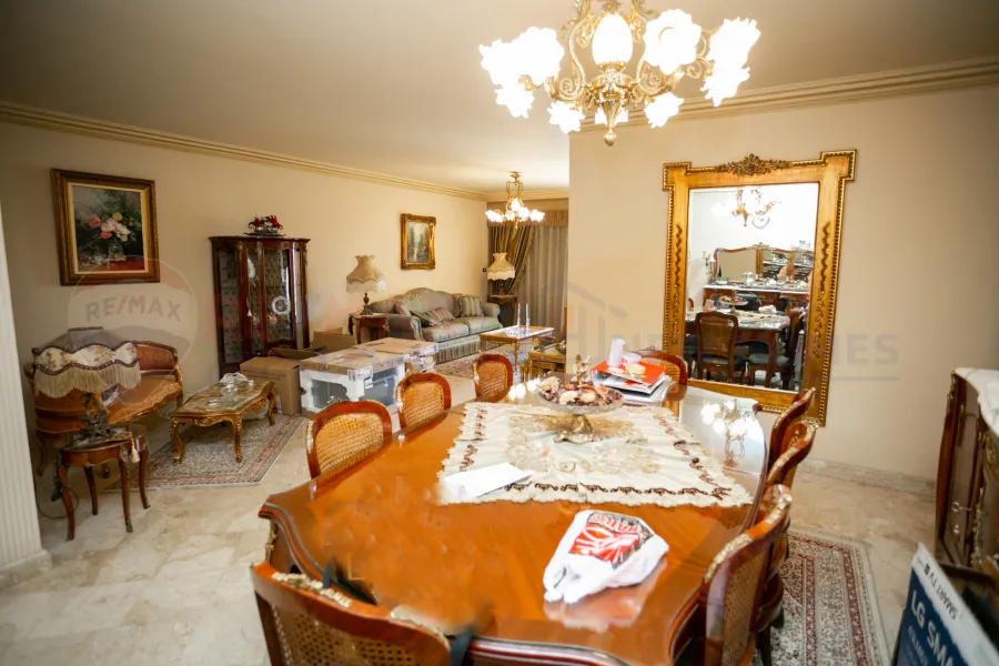 شقة للبيع 160 م كفر عبده (ش سكينة بنت الحسين)