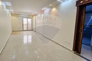 شقة للبيع 145 م كامب شيزار (خطوات من الترام)