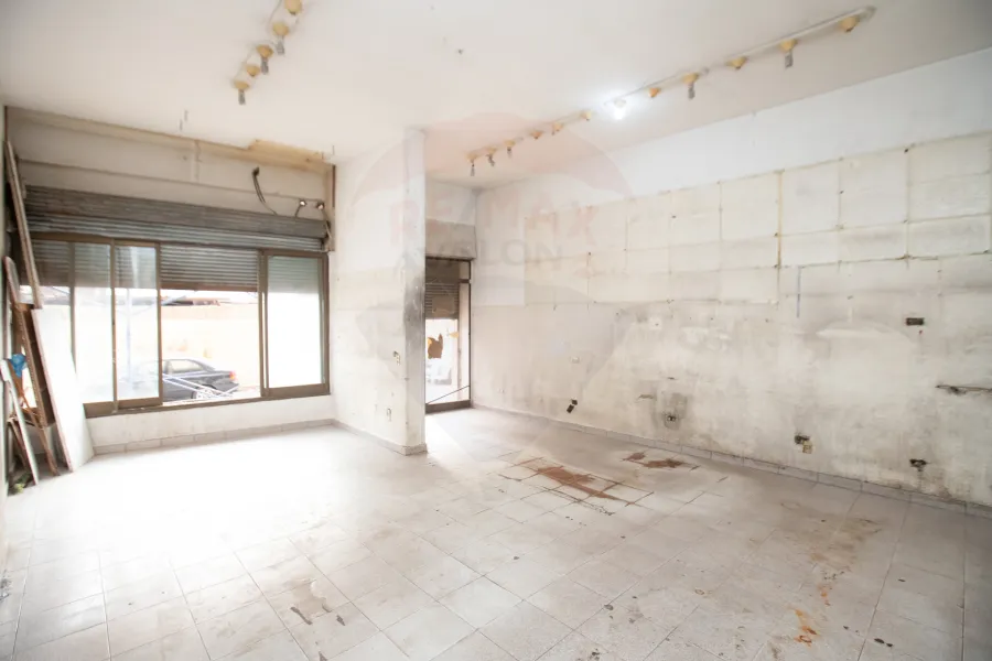 محل للايجار 55 م  لوران ( خطوات من البحر )