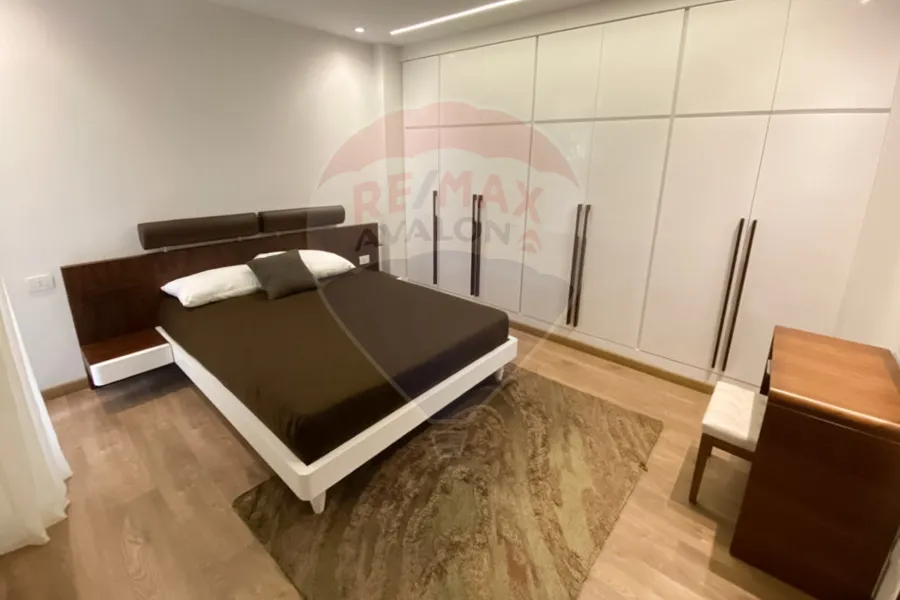 شقة للبيع 240 م رشدي (على البحر مباشرة)