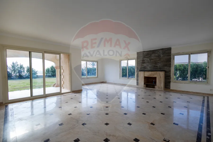 فيلا ستاند الون للبيع 1,300 م (اليكس ويست - انطونيادس)