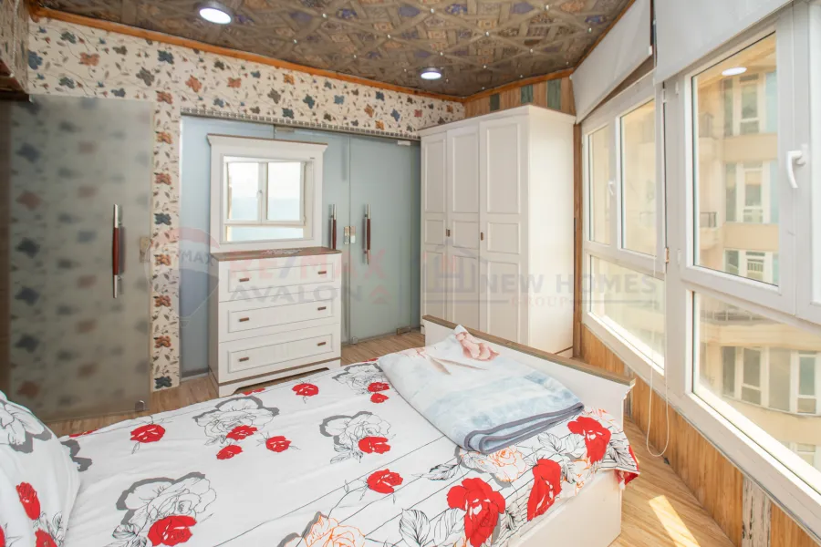 شقة للبيع 120 م لوران ( علي البحر مباشرة )