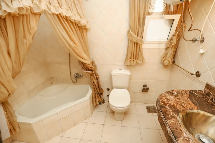 شقة فاخرة للبيع أو الإيجار 173م لوران (أبراج مينا ش سرهنك - خطوات من ش أبو قير)