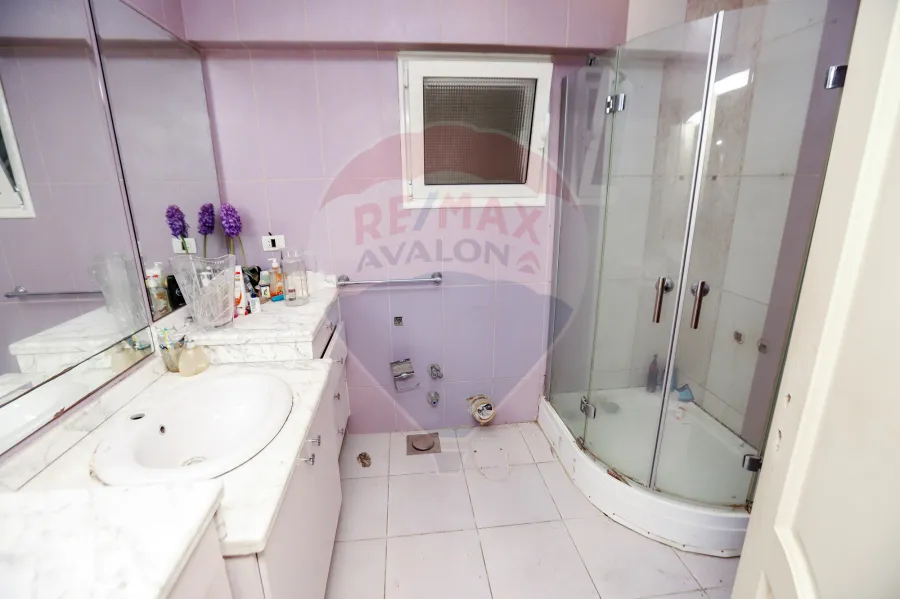 شقة للبيع 240 م  سموحة (  شارع فوزى معاذ راسا - خطوات من ميدان سموحه )