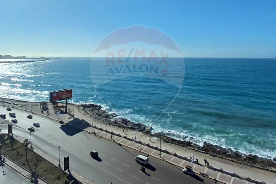 شقة للبيع 190 م كامب شيزار (علي البحر مباشرة - عمارة براند)