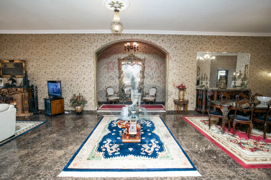 فيلا للبيع 4200 م كينج مريوط ( 2 نمرة من طريق الكافورى - أمام بوابة كينج هايتس )