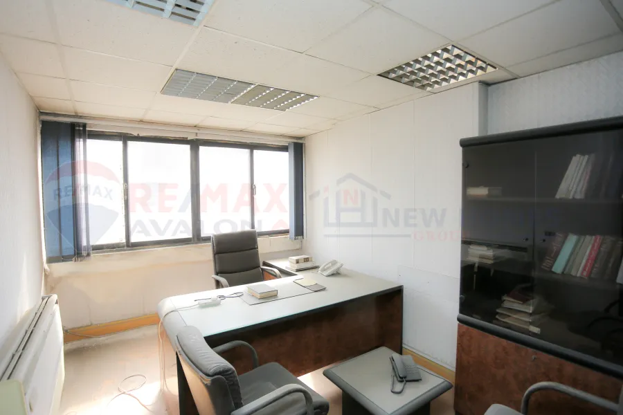 مكتب إداري للبيع 40 م محطة الرمل (علي الترام مباشرة)