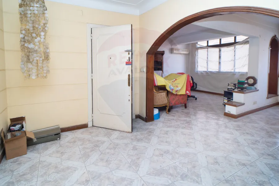 Apartment for sale 200 m Gleem (Adly Yakan St. - next to Faculty of Fine Arts)