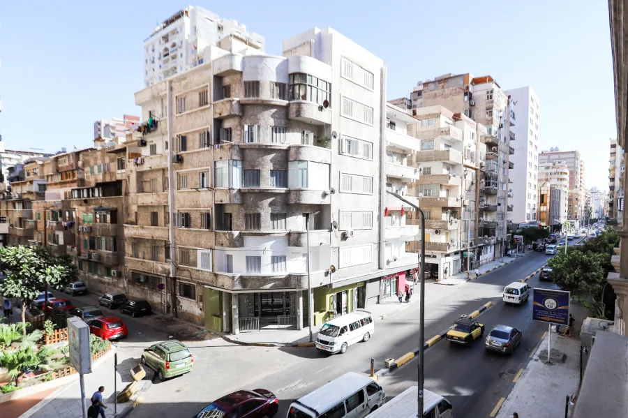 مقر إدارى للايجار 140 م جناكليس ( شارع أبوقير الرئيسي )