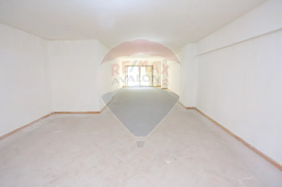 شقه للبيع 215 م رشدي (ش ابو قير مباشرة)