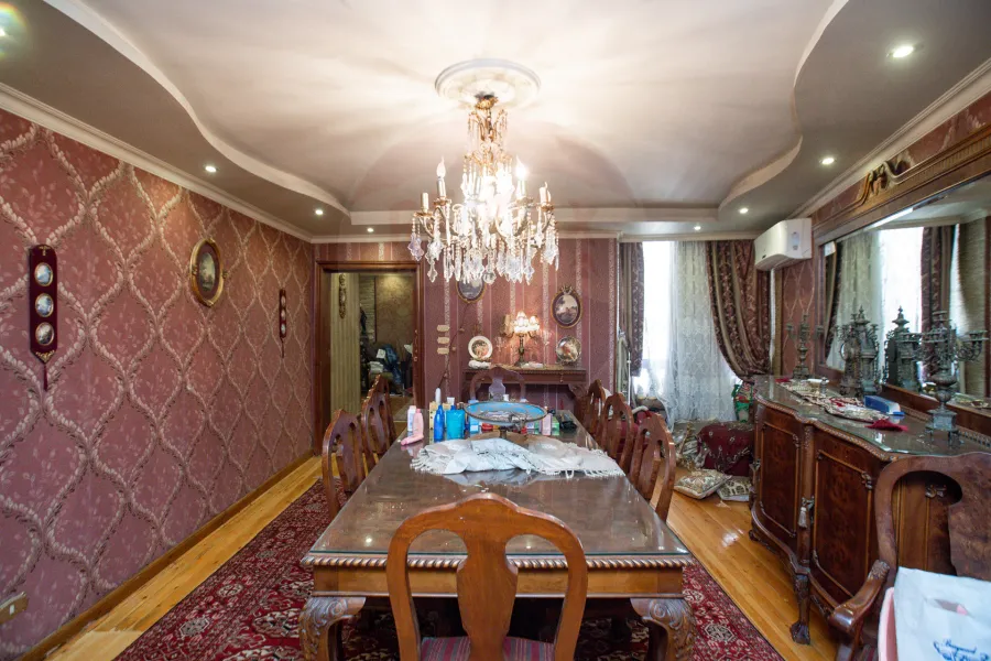 شقة للبيع 250 م لوران  (علي الترام مباشرة )